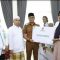 Sekda Tala Serahkan Bantuan Baznas. ( Dok Prokopim Tala )