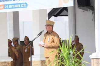 Sekretaris Daerah Barito Kuala, H. Zulkipli Yadi Noor, pimpin upacara pagi Senin sekaligus menyampaikan tentang Sosialisasi Anti Korupsi dan Manajemen Aparatur Sipil Negara, berlangsung di halaman Kantor Bupati pada Senin (29/09/2025).