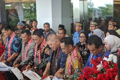 Wakil Gubernur Kalteng Edy Pratowo saat memotong pita sebagai tanda peresmian Duta Mall Palangka Raya. Foto: Antonius Sepriyono/lenterakalimantan.com