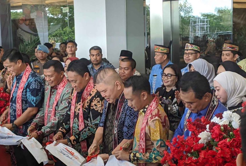 Wakil Gubernur Kalteng Edy Pratowo saat memotong pita sebagai tanda peresmian Duta Mall Palangka Raya. Foto: Antonius Sepriyono/lenterakalimantan.com
