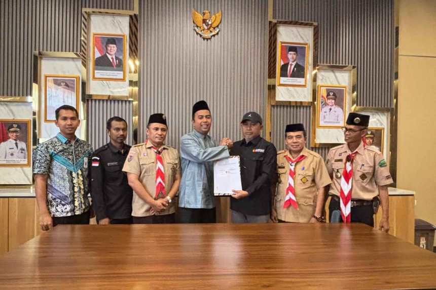 Berjabat tangan, Ketua Bawaslu Tabalong, Mahdan Basuki dengan Ketua Kwarcab Gerakan Pramuka Tabalong, Habib Muhammad Taufani Alkaf. Foto: JM/lenterakalimantan.com