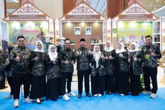 Bupati Barito Kuala H. Bahrul Ilmi bersama Ketua Dekranasda Barito Kuala Ny. Hj. Noor Hayati Bahrul Ilmi hadir pada pembukaan INACRAFT October 2025,di Jakarta Rabu (02/10/2025