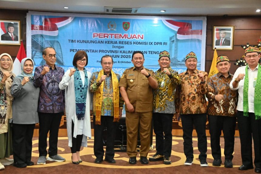 Foto bersama kunjungan usai kerja (kunker) Komisi IX DPR RI di Aula Eka Hapakat, Kantor Gubernur Kalteng. Foto: Istimewa