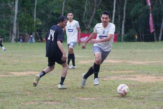 Bupati Banjar H Saidi Mansyur bermain bola sebagai tanda dibukanya Turnamen Mangkauk Cup III di Lapangan Pengaron, Senin (6/10/2025). Foto: Istimewa