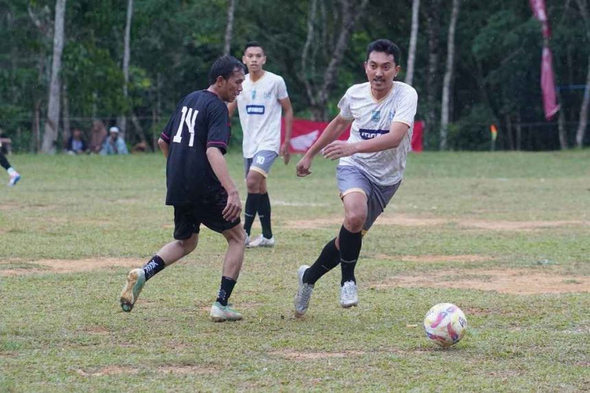 Bupati Banjar H Saidi Mansyur bermain bola sebagai tanda dibukanya Turnamen Mangkauk Cup III di Lapangan Pengaron, Senin (6/10/2025). Foto: Istimewa