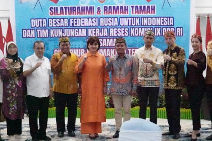Foto bersama usai kegiatan Hasupa Hasundau bersama Duta Besar Rusia untuk Indonesia di Istana Isen Mulang. Foto: Istimewa
