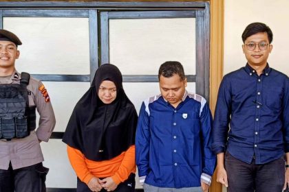 Saderi dan Febrianty (tengah) dua terdakwa kasus dugaan korupsi pemotongan bonus atlet Kabupaten HSU dikawal petugas