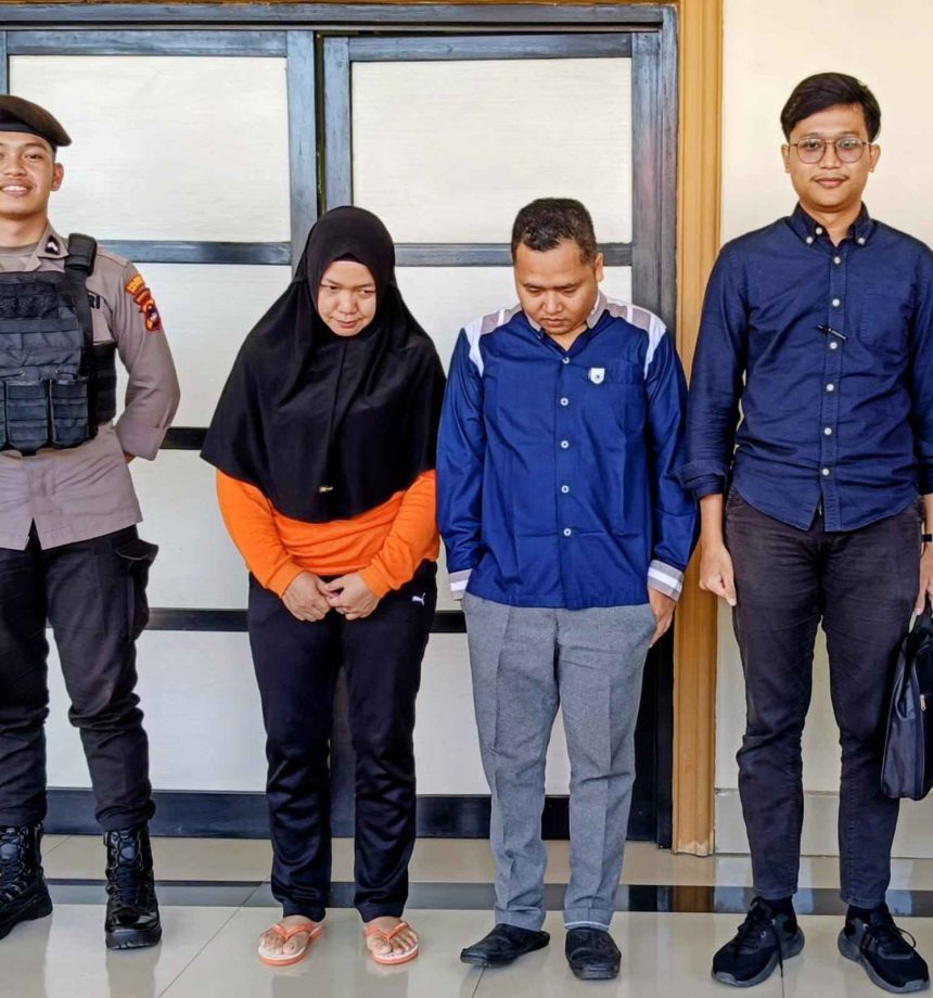 Saderi dan Febrianty (tengah) dua terdakwa kasus dugaan korupsi pemotongan bonus atlet Kabupaten HSU dikawal petugas