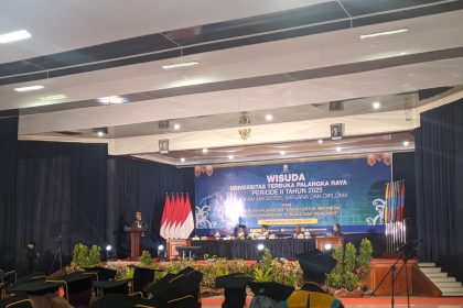 Plt Sekda Kalteng Leonard S Ampung saat menyampaikan sambutan di acara Wisuda Daerah Universitas Terbuka (UT) Palangka Raya Periode II Tahun 2025. Foto: Antonius Sepriyono/lenterakalimantan.com