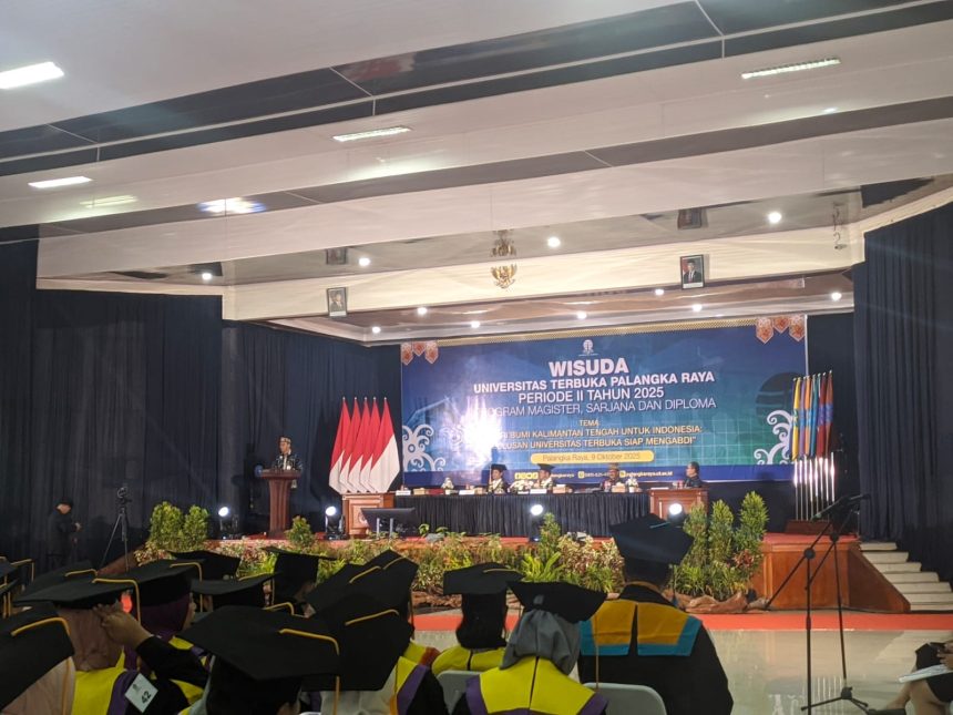 Plt Sekda Kalteng Leonard S Ampung saat menyampaikan sambutan di acara Wisuda Daerah Universitas Terbuka (UT) Palangka Raya Periode II Tahun 2025. Foto: Antonius Sepriyono/lenterakalimantan.com