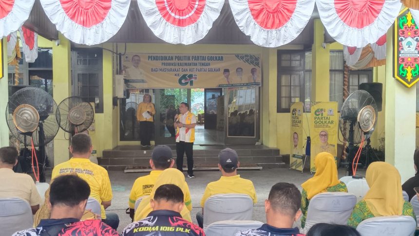 Sekretaris DPD Partai Golkar Kalteng, Suhartono Firdaus saat menyampaikan sambutan pada acara bakti sosial Golkar Kalteng. | Foto : Antonius Sepriyono