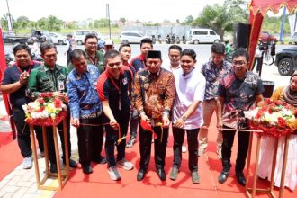 Bupati Barito Kuala H. Bahrul Ilmi menghadiri sekaligus meresmikan acara Grand Opening Alfamidi Handil Bakti, Jumat (17/10/2025)