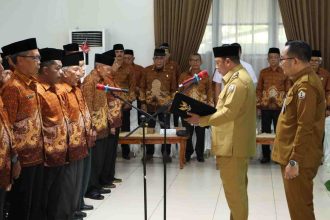 Bupati Barito Kuala (Batola) H. Bahrul Ilmi secara resmi mengukuhkan Pengurus Persatuan Wredatama Republik Indonesia (PWRI) Kabupaten Barito Kuala Periode 2025–2030 di Aula Selidah, Senin (20/10/2025).