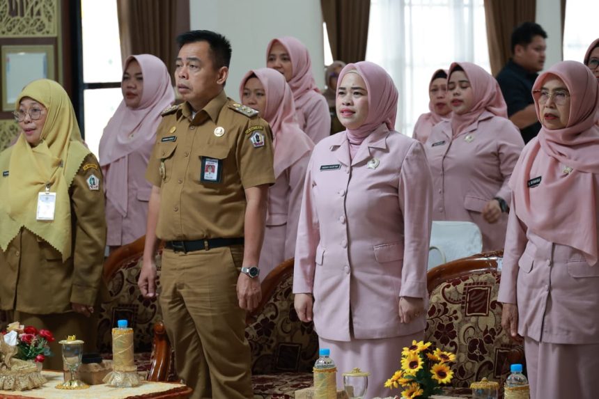 Wakil Bupati Barito Kuala, Herman Susilo hadiri Rapat Kerja Daerah (Rakerda) Gabungan Organisasi Wanita Kabupaten Barito Kuala yang dihadiri oleh Ketua GOW Barito Kuala Indah Kartini Susilo, Selasa (21/10/2025)