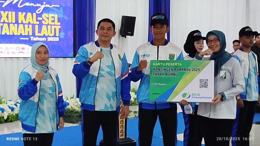 Bupati Tanah Bumbu Andi Rudi Latif secara simbolis menyerahkan Kartu BPJS Ketenagakerjaan kepada perwakilan atlet yang akan mengikuti Porprov. (Sumber foto: Arif LK)