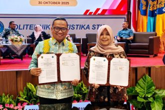 Bupati Tabalong, H Muhammad Noor Rifani bersama Direktur Politeknik Statistika STIS, Dr Erni Tri Astuti usai melakukan penandatanganan kerja sama. Foto: Humas Prokopim