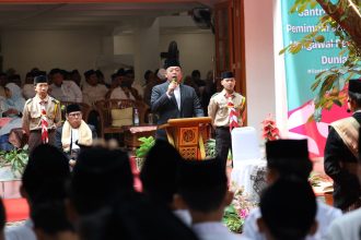 Menteri ATR/BPN, Nusron Wahid saat menyampaikan sambutan Upacara Peringatan Hari Santri Nasional Tahun 2025, di Pondok Pesantren Mahasina Darul Qur’an wal Hadits, Kota Bekasi, Rabu (22/10/2025).
