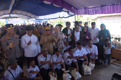 Bupati Kapuas Dampingi Gubernur Kalteng Tinjau Program Bedah Rumah dan Pasar Murah di Kapuas Kuala