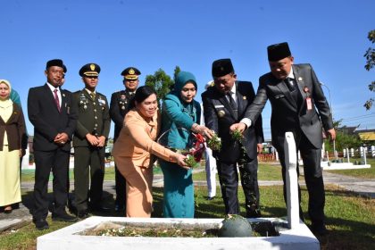 Bupati Kapuas Hadiri Upacara Ziarah dan Tabur Bunga di TMP Kencana