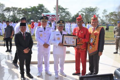 Bupati Kapuas Terima Penghargaan Sebagai Kepala Daerah Peduli Radio Tahun 2025