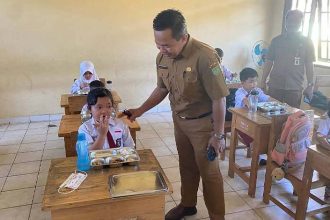 Asisten Sekretariat Daerah Barito Timur, Ari Panan P Lelu, saat meninjau langsung penyaluran Makan Bergizi Gratis