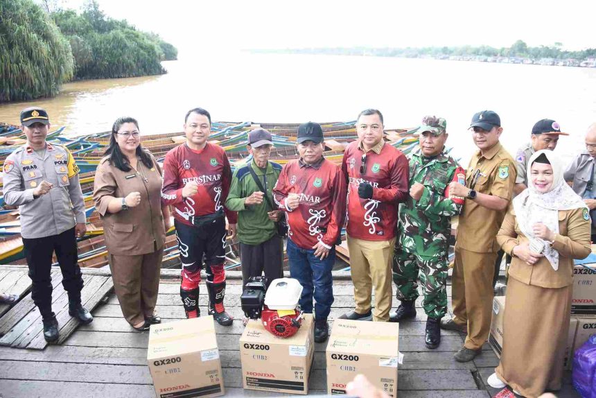 Bupati Kapuas Serahkan 69 Unit Perahu Bermesin untuk Nelayan di Kecamatan Kapuas Barat