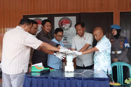 Jajaran Satresnarkoba Polres Tabalong melakukan pemusnahan Barbuk sabu dan disaksikan sejumlah tamu undangan. Foto: Humas Polres Tabalong