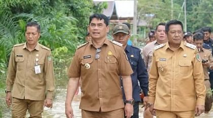 Bupati Barito Utara Tinjau Dampak Banjir di Desa Sei Rahayu I, Salurkan Bantuan untuk Warga