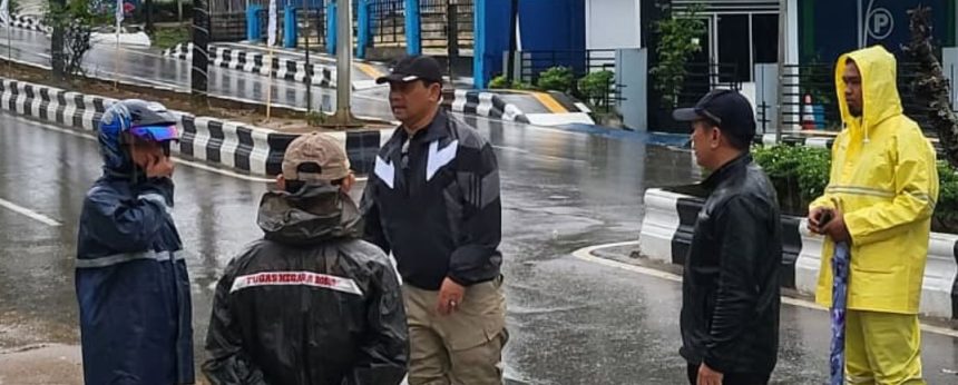 Bupati Barito Utara Tinjau Titik Genangan Air di Muara Teweh, Instruksikan Penanganan Cepat
