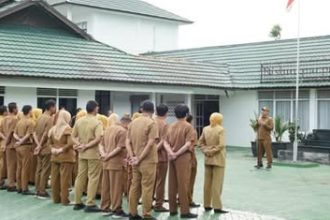 Bupati Barito Utara Tegaskan Kedisiplinan dan Pelayanan Publik saat Pimpin Apel di Dinas Budparpora
