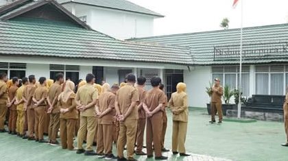 Bupati Barito Utara Tegaskan Kedisiplinan dan Pelayanan Publik saat Pimpin Apel di Dinas Budparpora