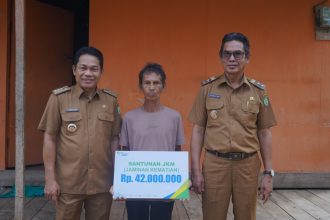 Bupati Balangan Serahkan Santunan JKM BPJS Ketenagakerjaan kepada Ahli Waris di Enam Kecamatan