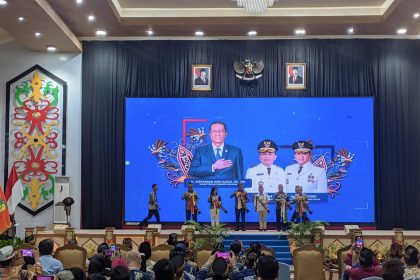 Peresmian secara simbolis dengan penabuhan katambung oleh Gubernur Agustiar Sabran bersama Menteri Hukum RI Supratman Andi Agtas. Foto: Antonius Sepriyono/lenterakalimantan.com