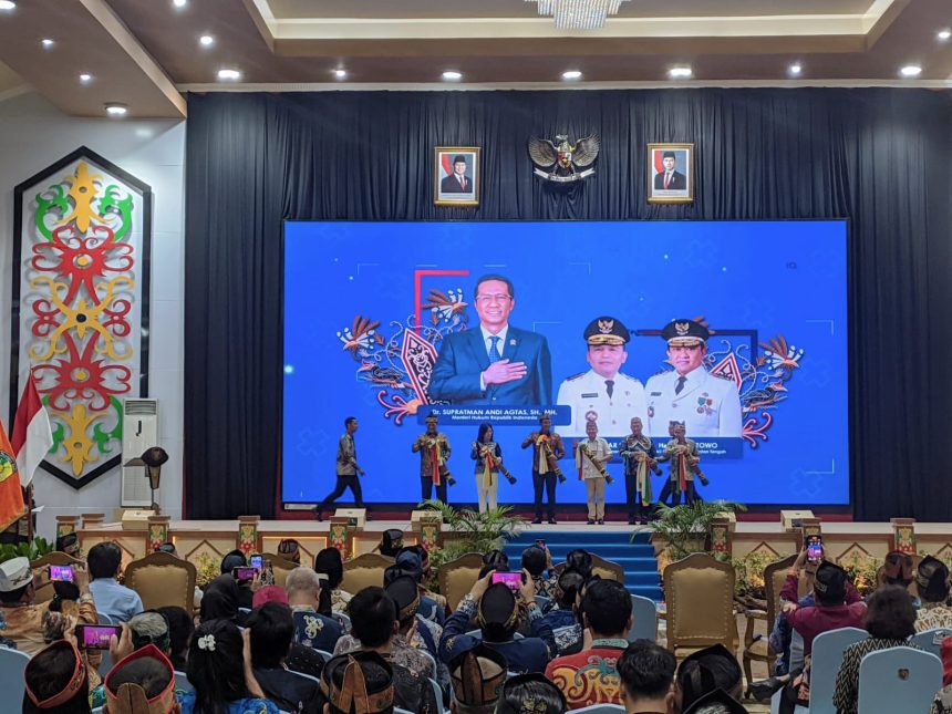 Peresmian secara simbolis dengan penabuhan katambung oleh Gubernur Agustiar Sabran bersama Menteri Hukum RI Supratman Andi Agtas. Foto: Antonius Sepriyono/lenterakalimantan.com