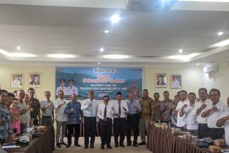 Foto bersama usai pembukaan kegiatan Rapat Sinkronisasi dan Evaluasi Data (FPKMS) atau plasma, program CSR, penyerapan tenaga kerja lokal, serta penggunaan alat berat di Aula Disbun Kalteng. Foto: Antonius Sepriyono/lenterakalimantan.com