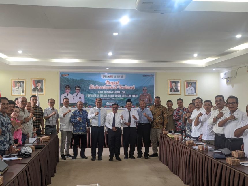 Foto bersama usai pembukaan kegiatan Rapat Sinkronisasi dan Evaluasi Data (FPKMS) atau plasma, program CSR, penyerapan tenaga kerja lokal, serta penggunaan alat berat di Aula Disbun Kalteng. Foto: Antonius Sepriyono/lenterakalimantan.com