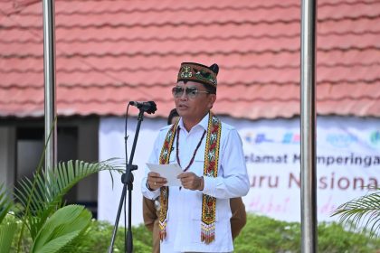 Gubernur Kalteng Agustiar Sabran saat memimpin Upacara Peringatan Hari Guru Nasional (HGN) Tingkat Provinsi Kalimantan Tengah Tahun 2025 yang digelar di Lapangan SMA Negeri 5 Palangka Raya. Foto: Istimewa