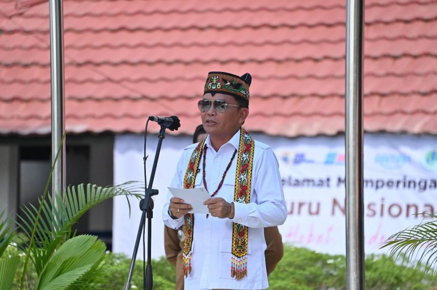 Gubernur Kalteng Agustiar Sabran saat memimpin Upacara Peringatan Hari Guru Nasional (HGN) Tingkat Provinsi Kalimantan Tengah Tahun 2025 yang digelar di Lapangan SMA Negeri 5 Palangka Raya. Foto: Istimewa