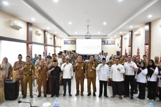 Sekretaris Daerah Kabupaten Kapuas, Usis I. Sangkai, Kepala Bapperida Kapuas, Ahmad M. Saribi, organisasi masyarakat, lembaga sosial, perwakilan tokoh agama, perangkat daerah teknis, lurah, kepala desa, serta unsur kecamatan, di Aula Bapperida Kapuas