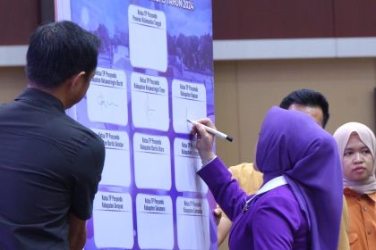 Ketua TP Posyandu Kabupaten Kapuas, Ny. Hj. Siti Saniah Wiyatno lakukan penandatanganan Komitmen Bersama Ketua TP Posyandu Se-Kalimantan Tengah pada Rapat Koordinasi TP Posyandu se-Kalimantan Tengah Tahun 2025 yang berlangsung di Aula Jayang Tingang, Palangkaraya