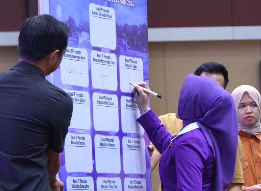 Ketua TP Posyandu Kabupaten Kapuas, Ny. Hj. Siti Saniah Wiyatno lakukan penandatanganan Komitmen Bersama Ketua TP Posyandu Se-Kalimantan Tengah pada Rapat Koordinasi TP Posyandu se-Kalimantan Tengah Tahun 2025 yang berlangsung di Aula Jayang Tingang, Palangkaraya