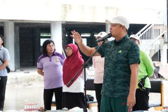 Sekretaris Daerah Kabupaten Kapuas Usis I. Sangkai menyampaikan arahan sebelum pelaksanaan kegiatan Jum’at Bersih dan Hijau di kawasan Ponpes Antang, Kelurahan Selat Hulu