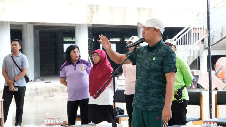 Sekretaris Daerah Kabupaten Kapuas Usis I. Sangkai menyampaikan arahan sebelum pelaksanaan kegiatan Jum’at Bersih dan Hijau di kawasan Ponpes Antang, Kelurahan Selat Hulu