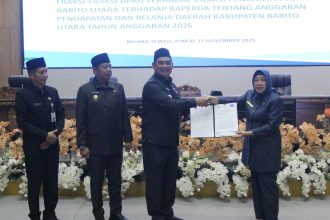 DPRD Barito Utara Menyerahkan Pemandangan Umum Fraksi, Terhadap Raperda APBD 2026 Ke Pemkab Barito Utara. Foto : lenterakalimantan.com