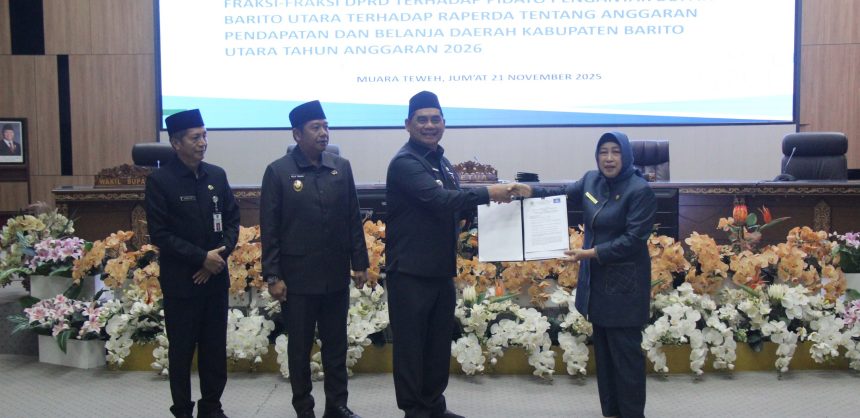 DPRD Barito Utara Menyerahkan Pemandangan Umum Fraksi, Terhadap Raperda APBD 2026 Ke Pemkab Barito Utara. Foto : lenterakalimantan.com