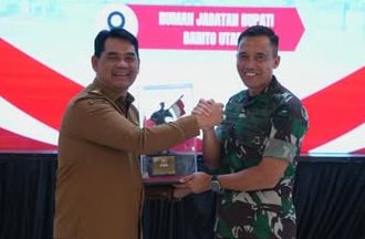 Pemkab Barito Utara Sambut Dandim 1013 Muara Teweh yang Baru dengan Ritual Adat Potong Hompong