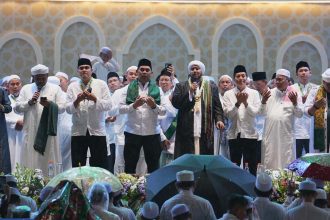 Anggota DPRD Hadiri Barito Utara Bershalawat, Ribuan Jemaah Padati Tiara Batara. Foto : Rei/lenterakalimantan.com
