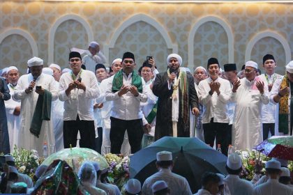 Anggota DPRD Hadiri Barito Utara Bershalawat, Ribuan Jemaah Padati Tiara Batara. Foto : Rei/lenterakalimantan.com
