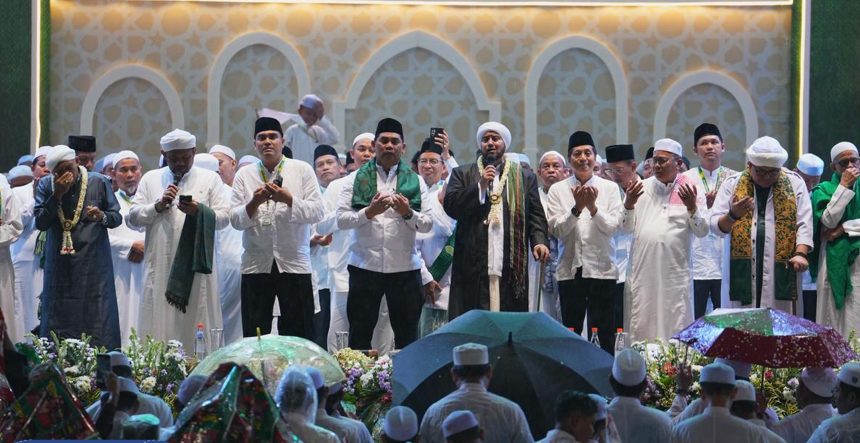 Anggota DPRD Hadiri Barito Utara Bershalawat, Ribuan Jemaah Padati Tiara Batara. Foto : Rei/lenterakalimantan.com