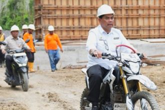 Bupati Barito Utara Tinjau Progres Pembangunan Jembatan Tumpung Laung–Sikan
